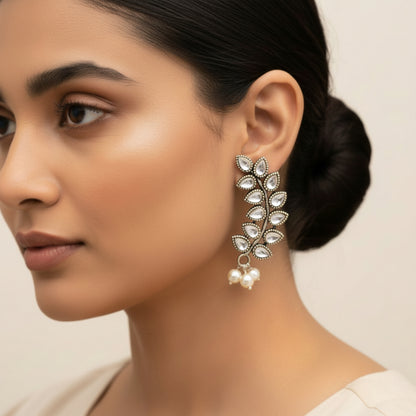 Flower frame stud earrings (White)