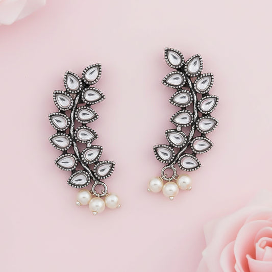 Flower frame stud earrings (White)