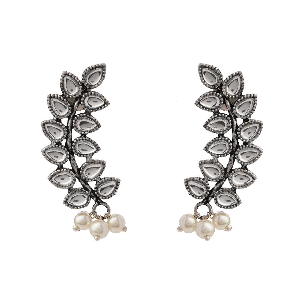 Flower frame stud earrings (White)