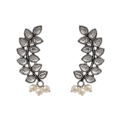Flower frame stud earrings (White)