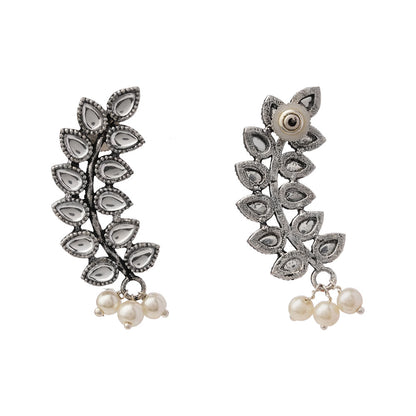 Flower frame stud earrings (White)