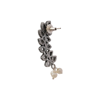 Flower frame stud earrings (White)