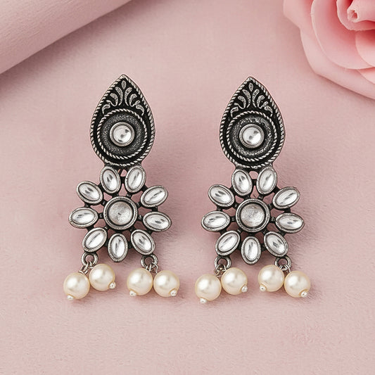 Drew flower pearl stud earrings (White)