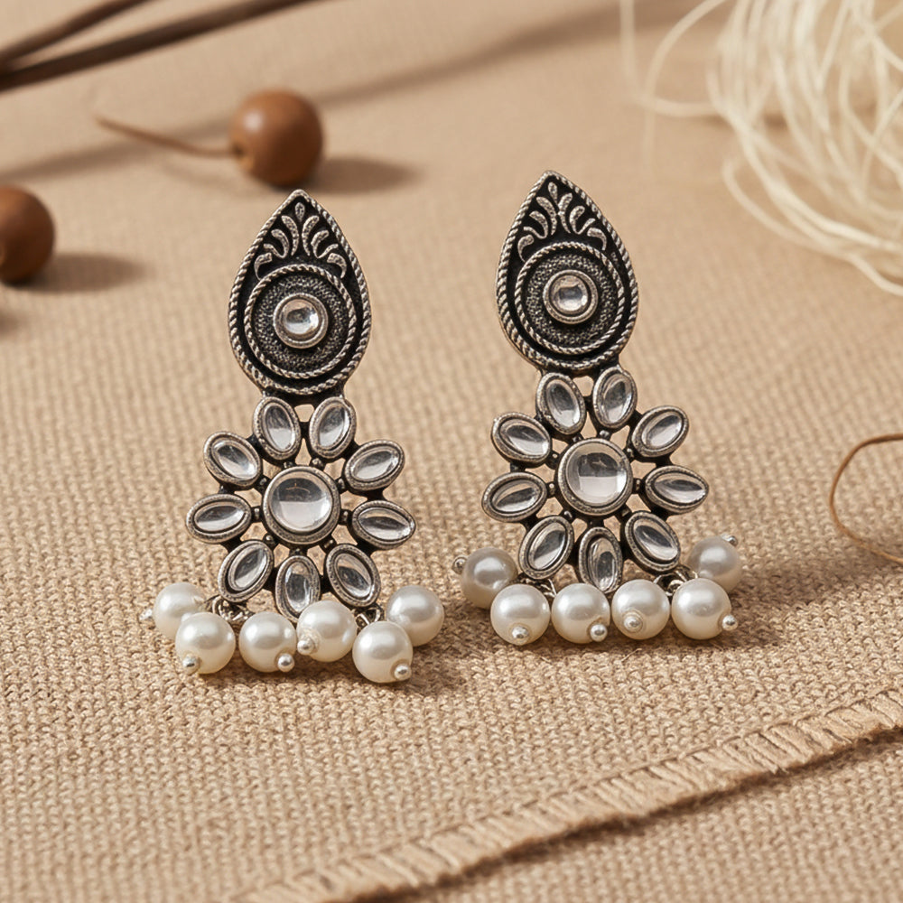 Drew flower pearl stud earrings (White)