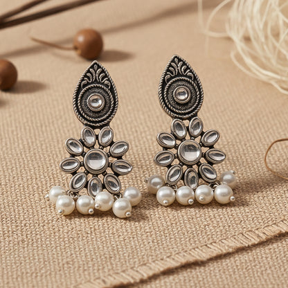 Drew flower pearl stud earrings (White)