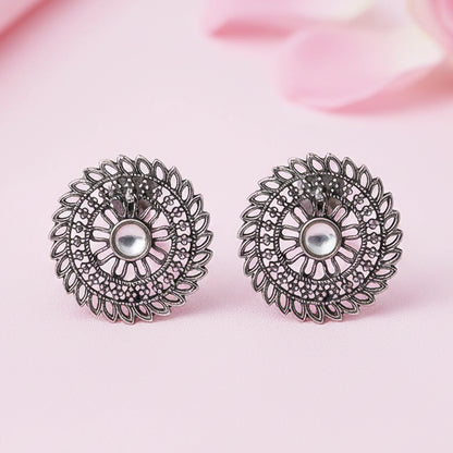 Charming Chakra stud earrings (White)