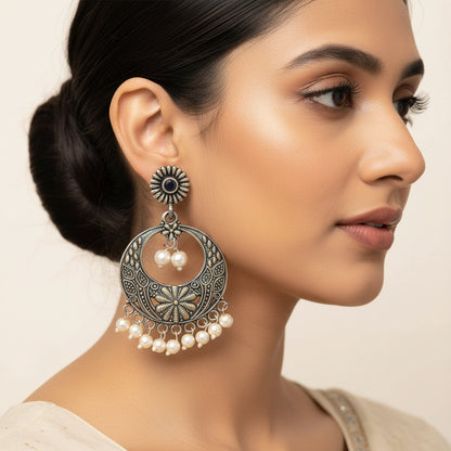 Graceful fall pearl dangler earrings (Black)