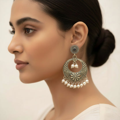 Graceful fall pearl dangler earrings (Grey)