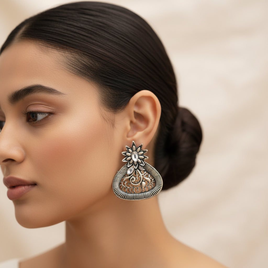 Glint stone studded stud earrings (White)