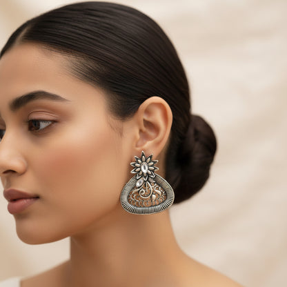 Glint stone studded stud earrings (White)
