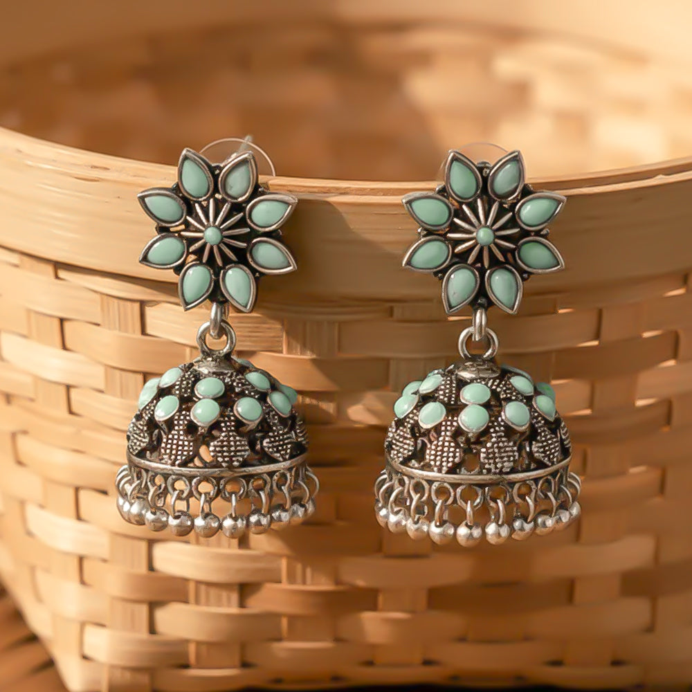 flower-shaped top with petal-like Mint stones