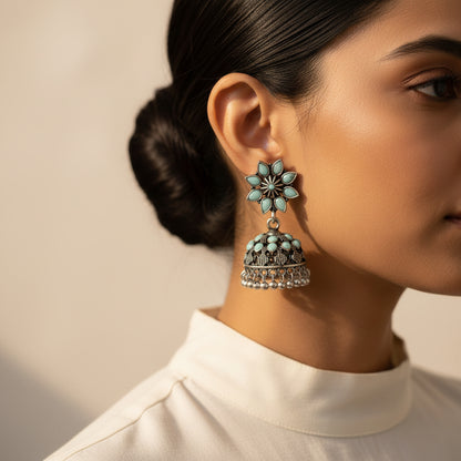flower-shaped top with petal-like Mint stones