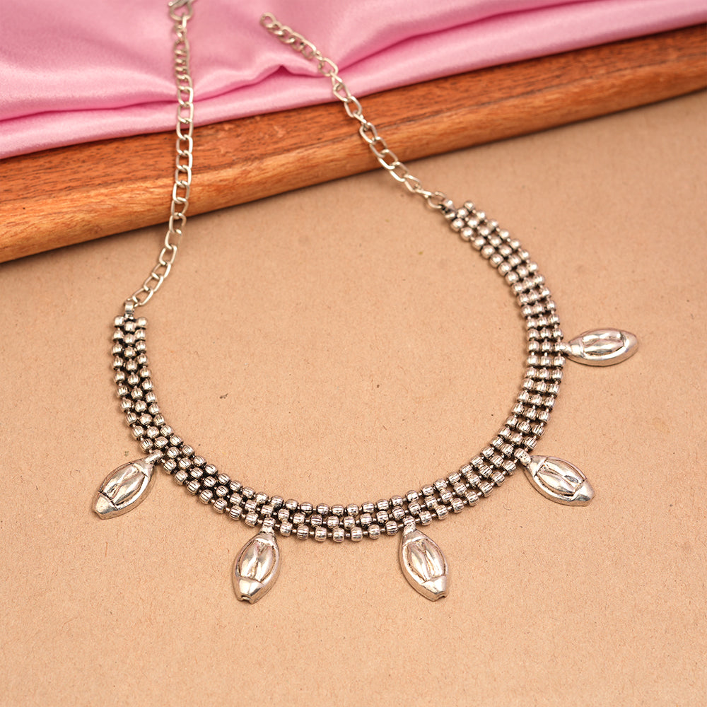 Silver elegance brass neckpiece (Silver)