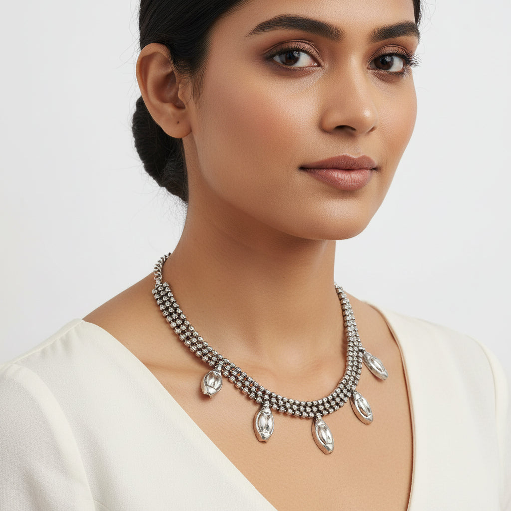 Silver elegance brass neckpiece (Silver)