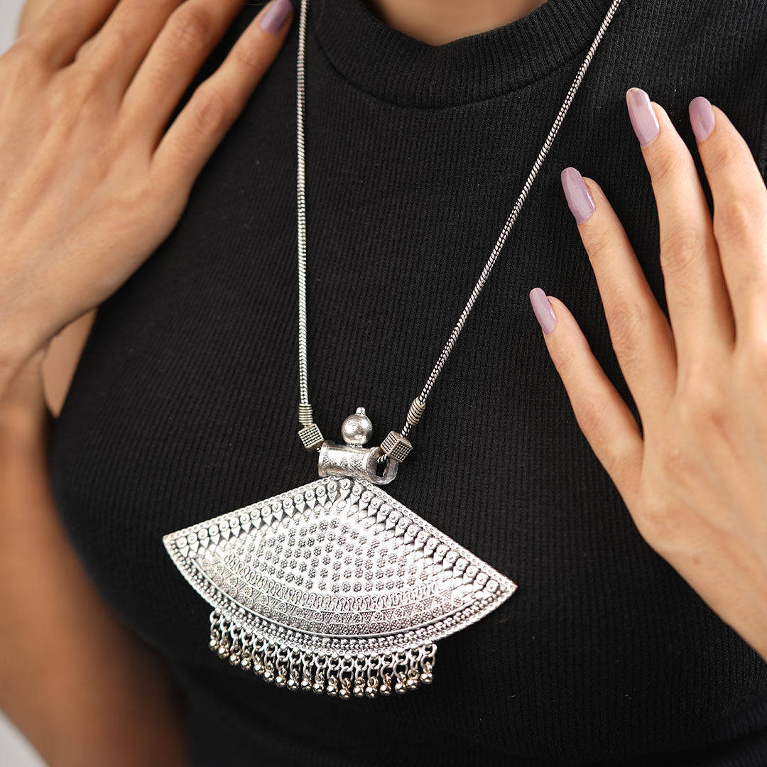Curved corners oxidized chain neckpiece (Silver)