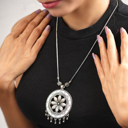 Floral frame oxidised chain neckpiece (Silver)
