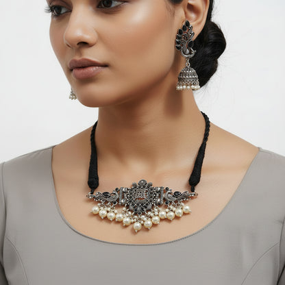 Rustic spark pearl rope neckpiece (Black)