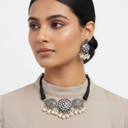 Tribal treasure pearl rope neckpiece (White)