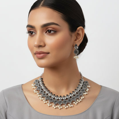 Earthbound glow stone studded chain neckpiece (Black)