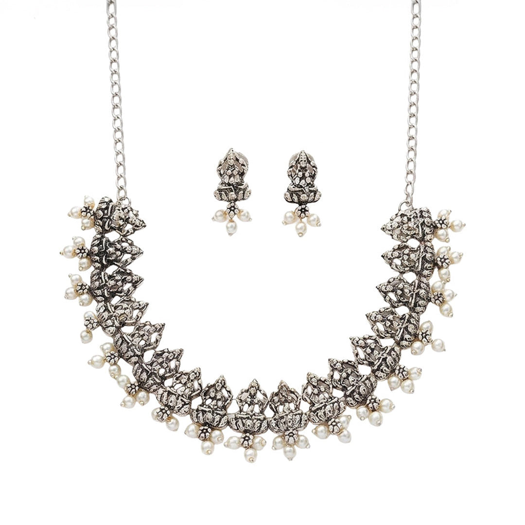 Regal silver pearl oxidised chain neckpiece (Silver)