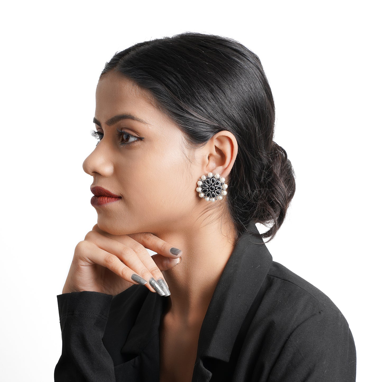 Crystal bloom oxidised chain neckpiece (Black)