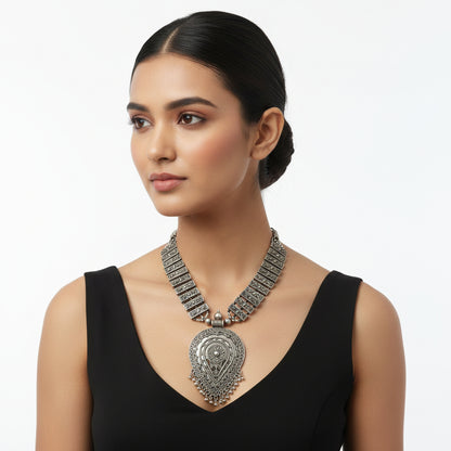 Elevate your everyday style with this stunning neckpiece