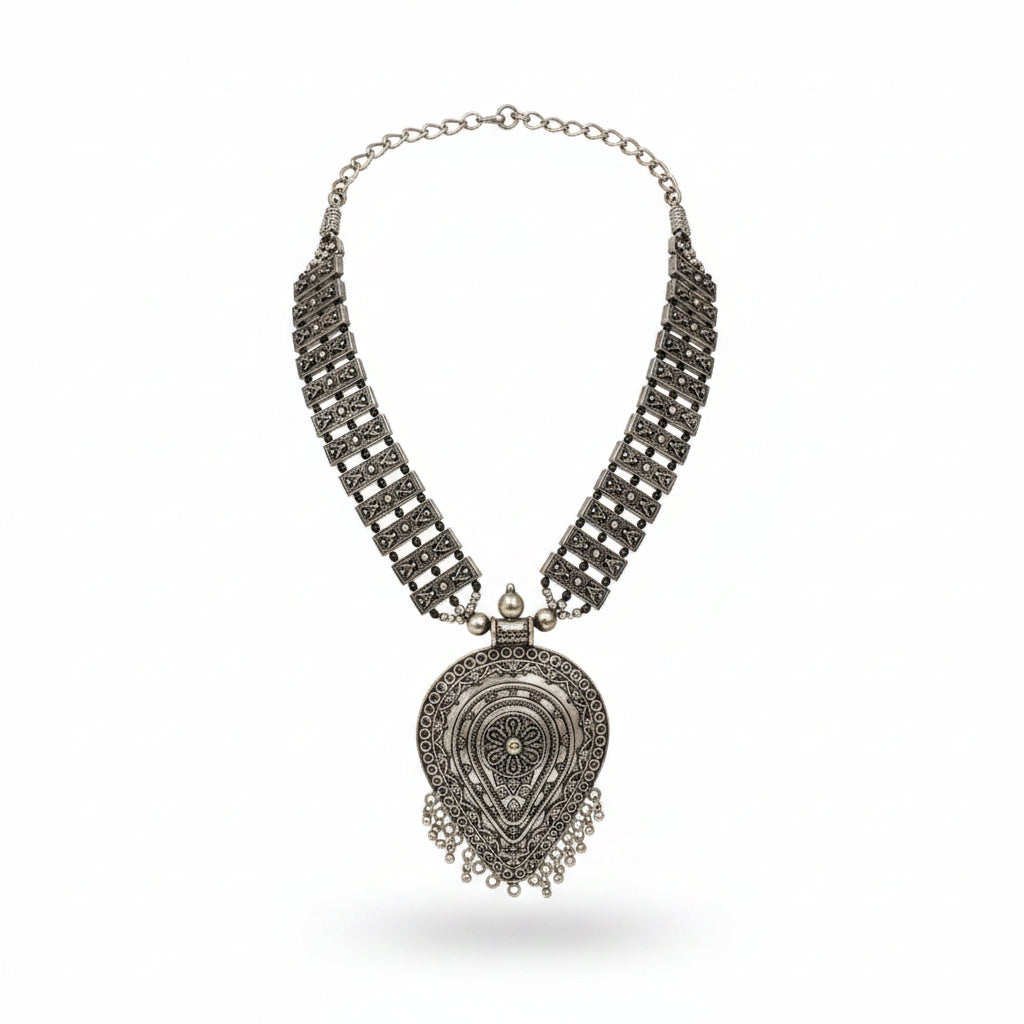 Elevate your everyday style with this stunning neckpiece