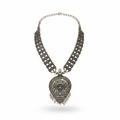 Elevate your everyday style with this stunning neckpiece