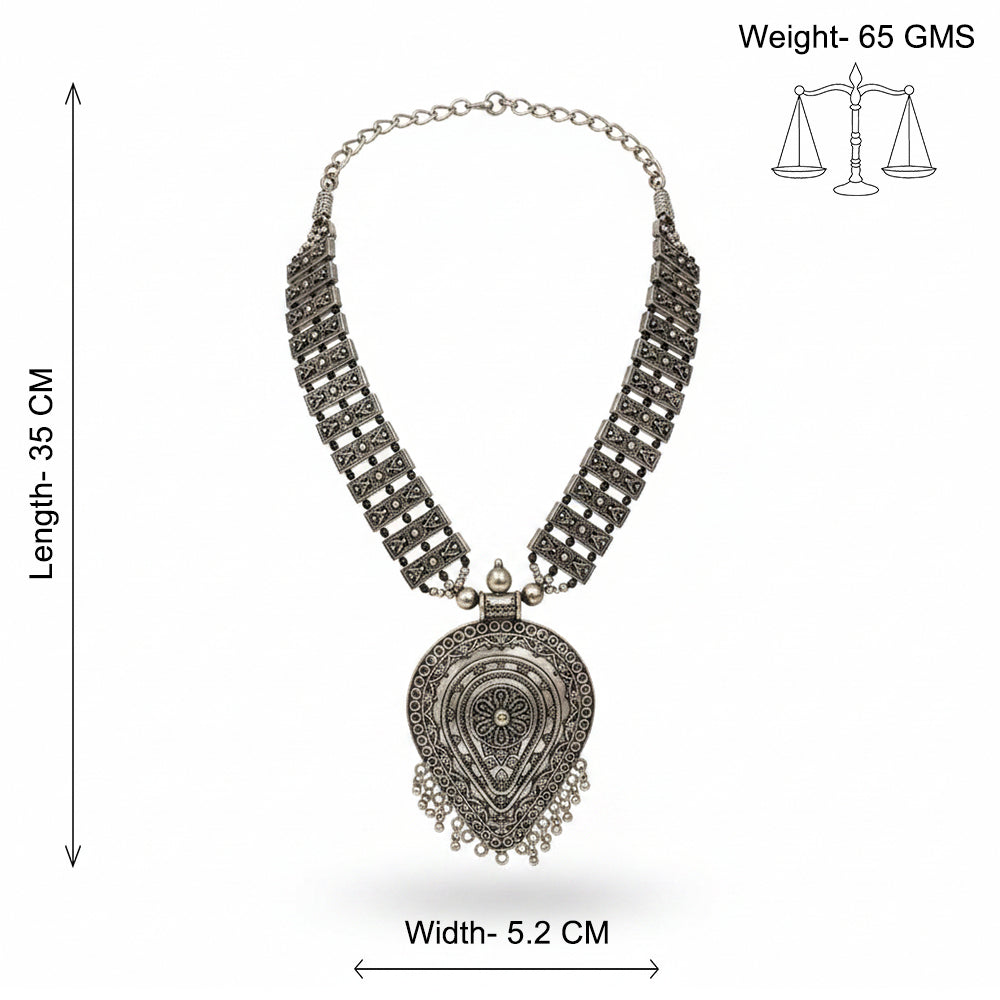 Elevate your everyday style with this stunning neckpiece