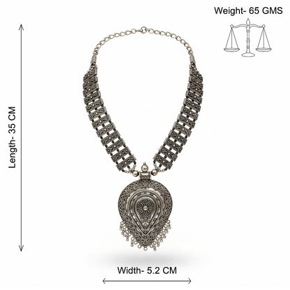 Elevate your everyday style with this stunning neckpiece