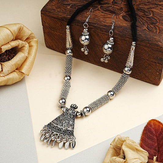 Radiant glow oxidized neckpiece (Silver)