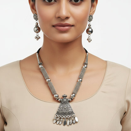 Radiant glow oxidized neckpiece (Silver)