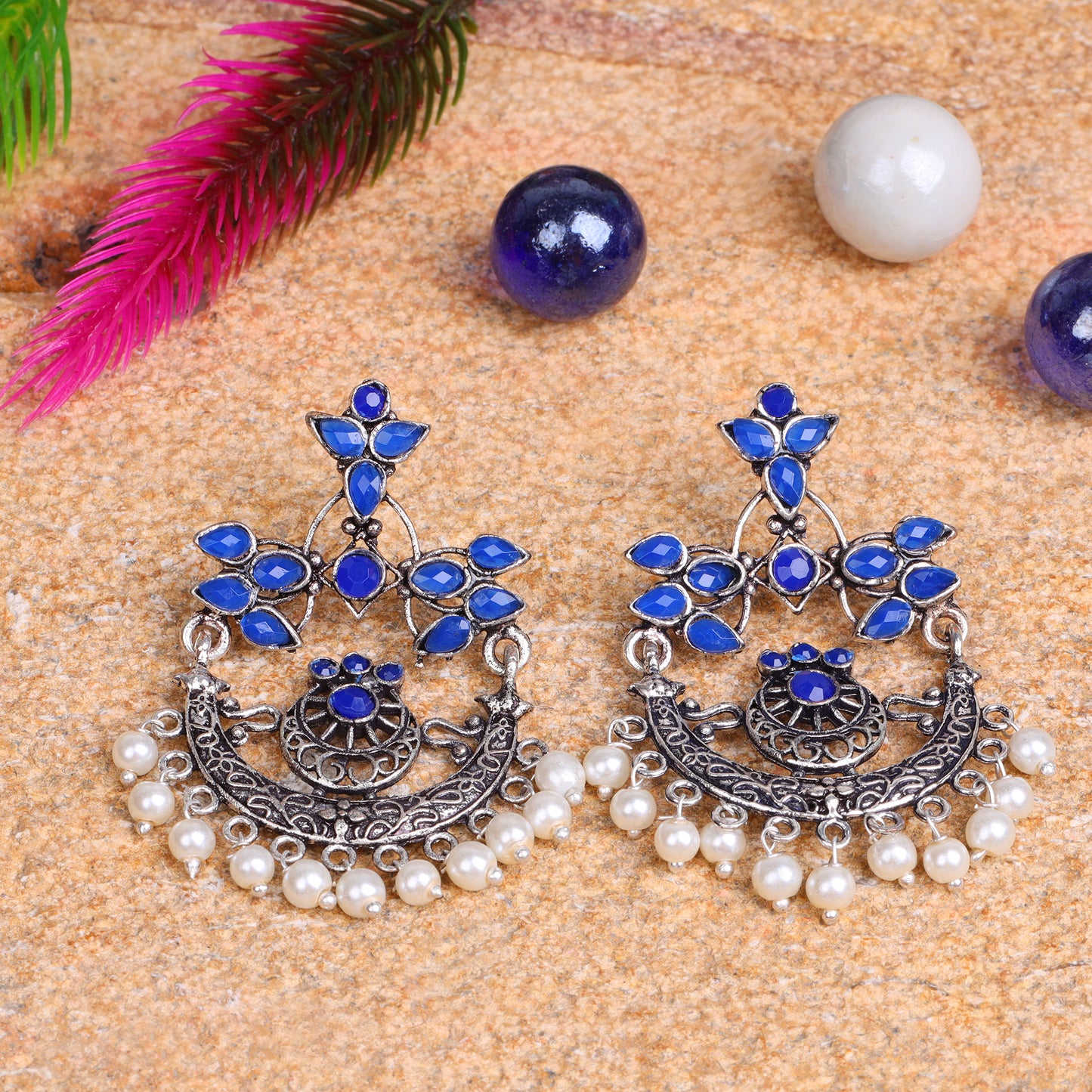 Carved Charm Dangler earringa (Blue)