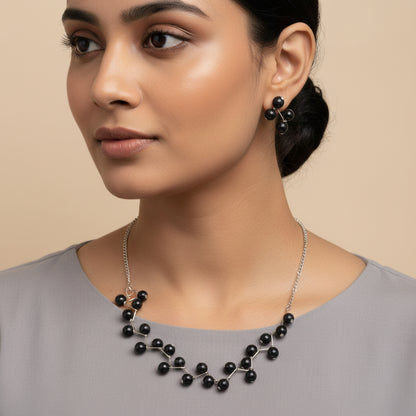 Delicate pearl choker neckpiece