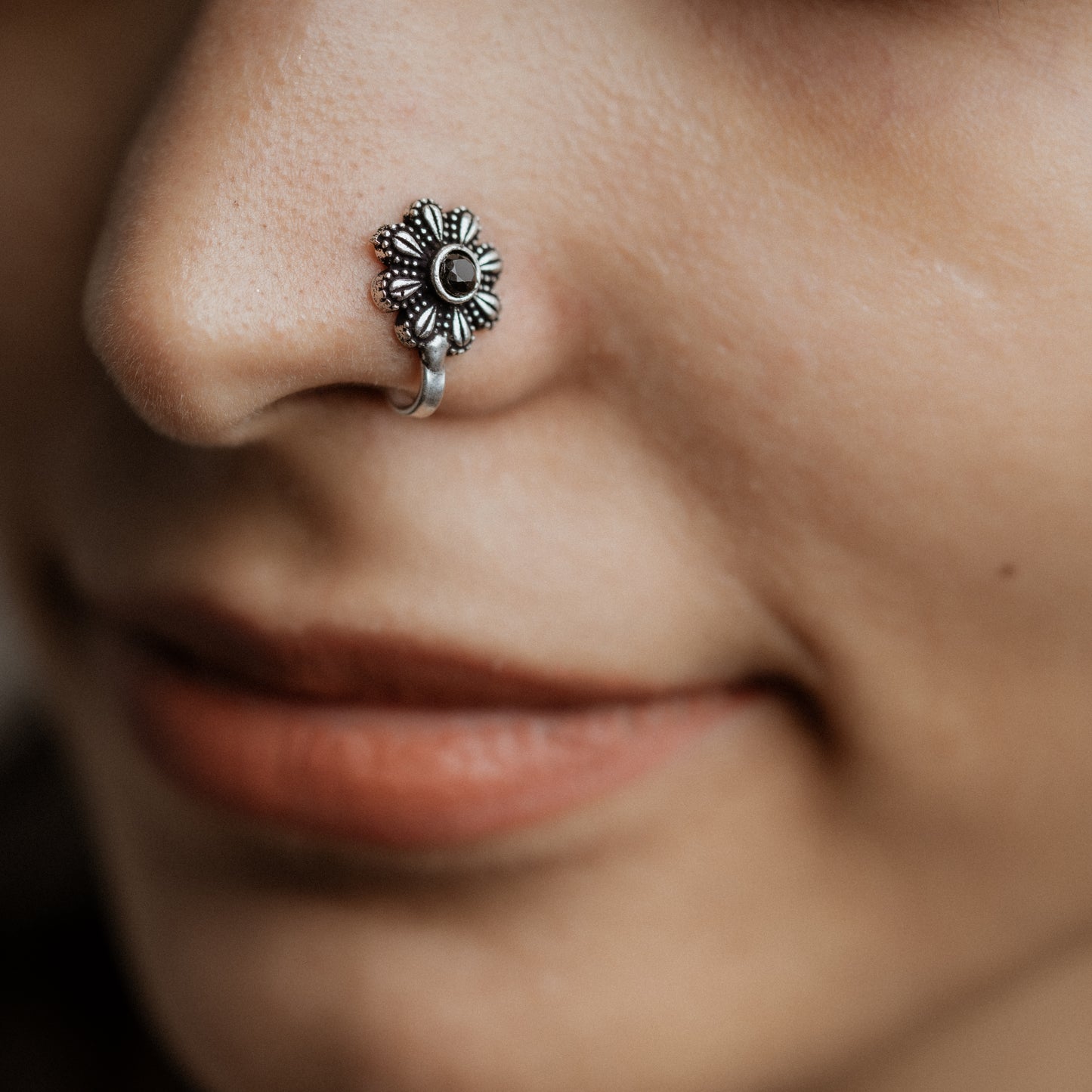 Pearl shine stone studded nosepin (Black)