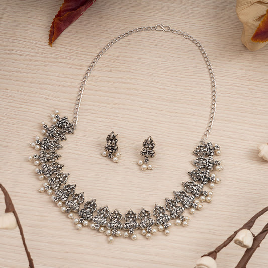 Regal silver pearl oxidised chain neckpiece (Silver)