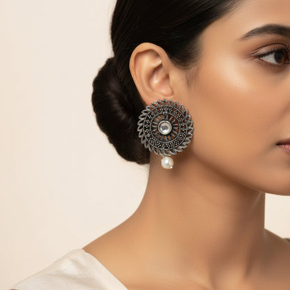 Charming Chakra stud earrings (White)