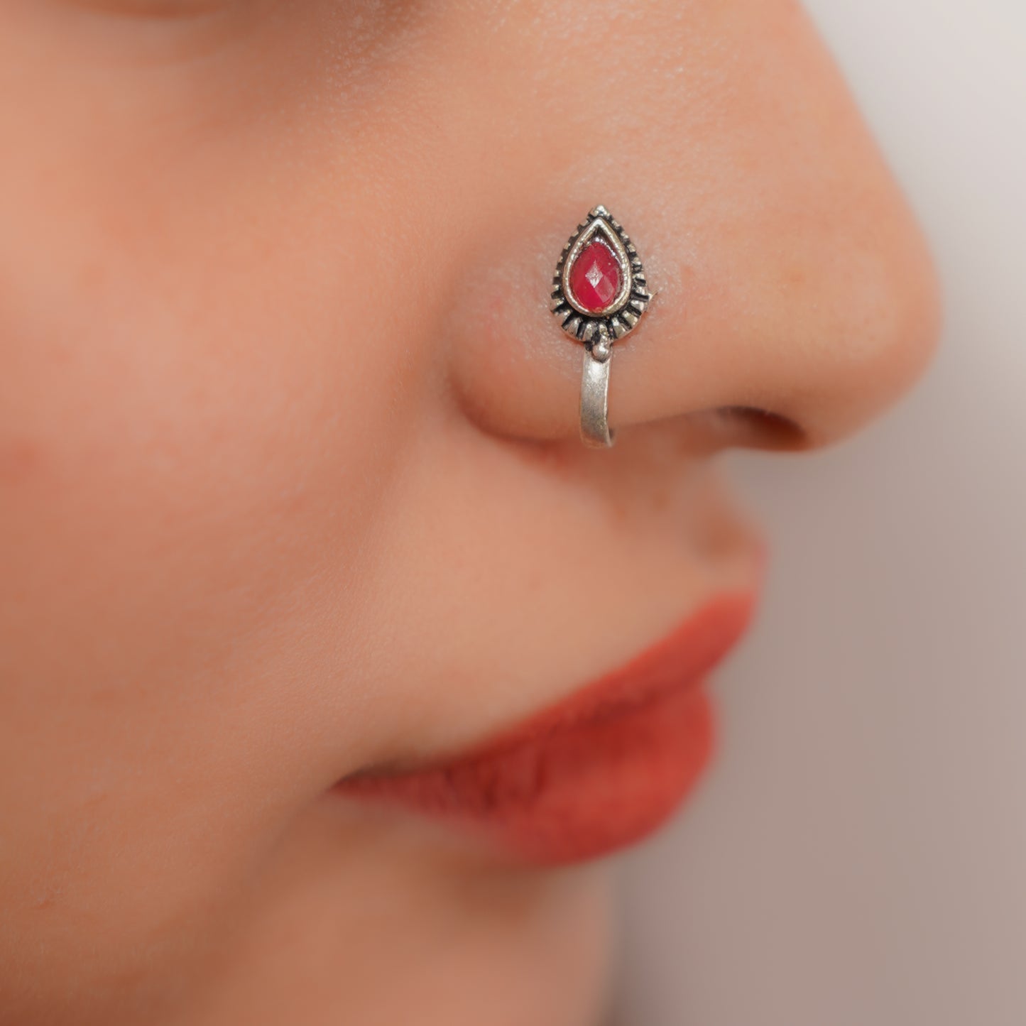 Heritage drop oxidised nosepin (Red)