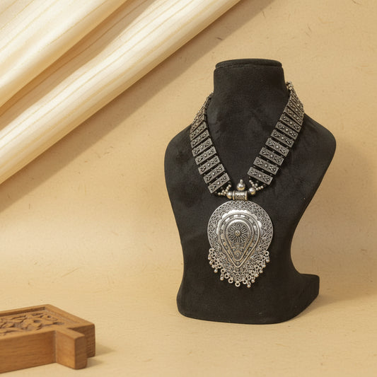 Elevate your everyday style with this stunning neckpiece