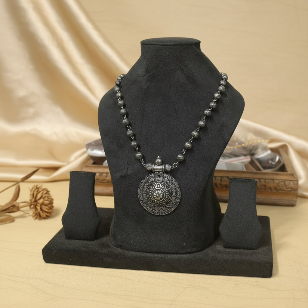 Elevate your everyday style with this stunning neckpiece