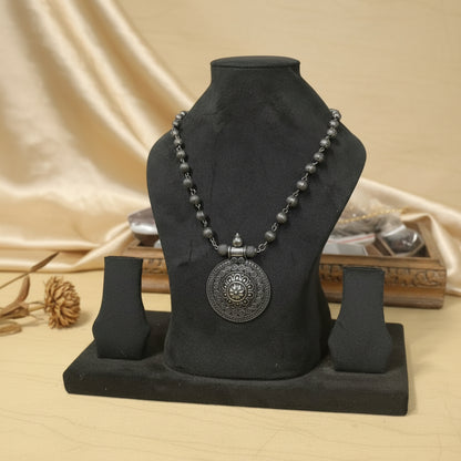 Elevate your everyday style with this stunning neckpiece