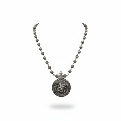 Elevate your everyday style with this stunning neckpiece