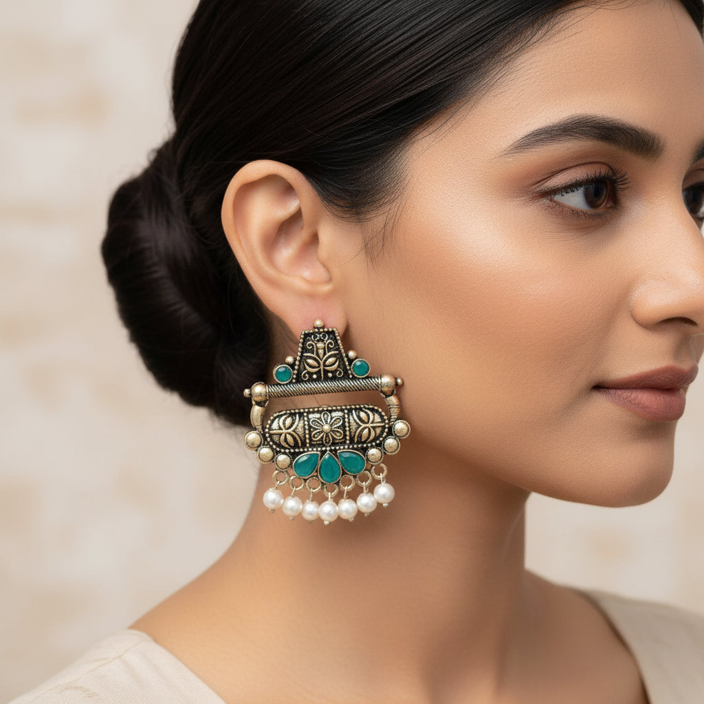 Floral Carved pearl stud earring (Green)