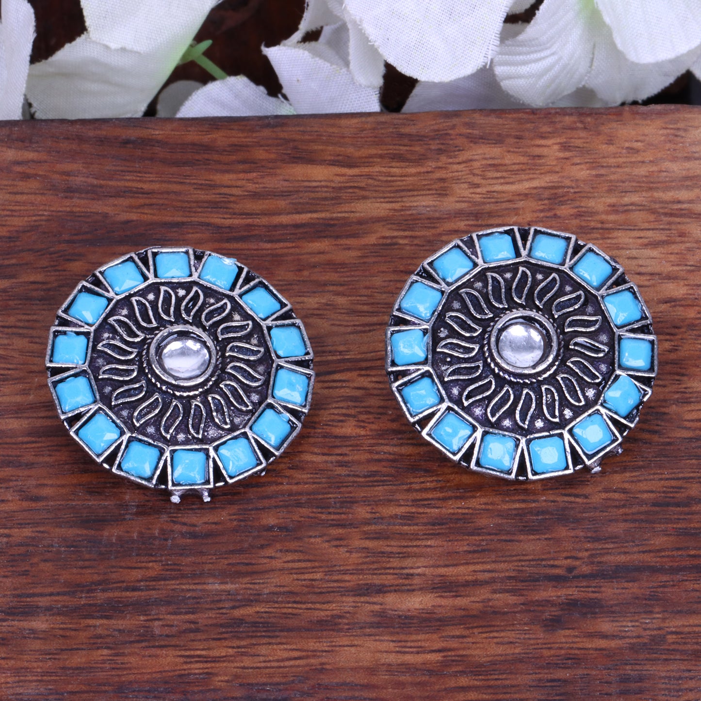 Spark stud earrings (Aqua Blue)