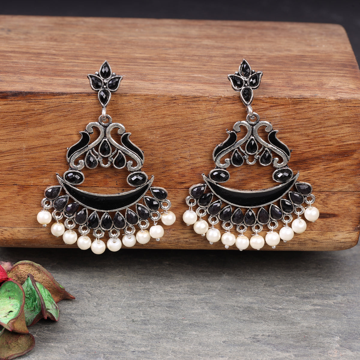 Neel swirls pearl dangler earring (Black)